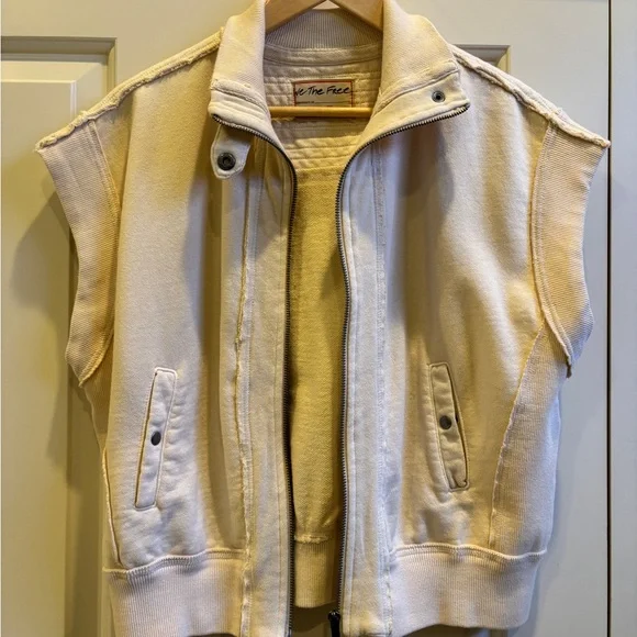 We the Free women’s cream colored sleeveless jacket - Picture 3 of 6